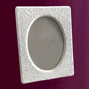 EUC Hallmark White Resin Floral Lace Embossed 5 x 7 Oval Photo Frame